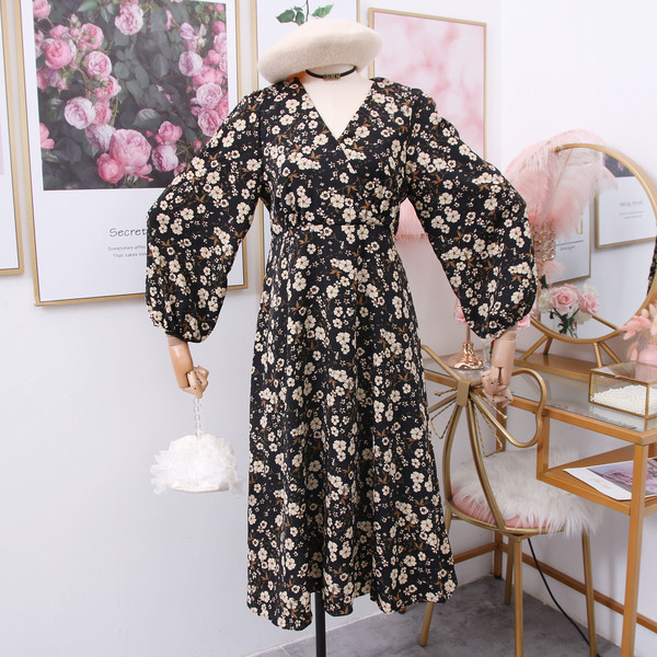 Őszre és télre alkalmas női ruha virágmotívumokkal és spitz nyakkivágással bézs, fekete és barna színekben