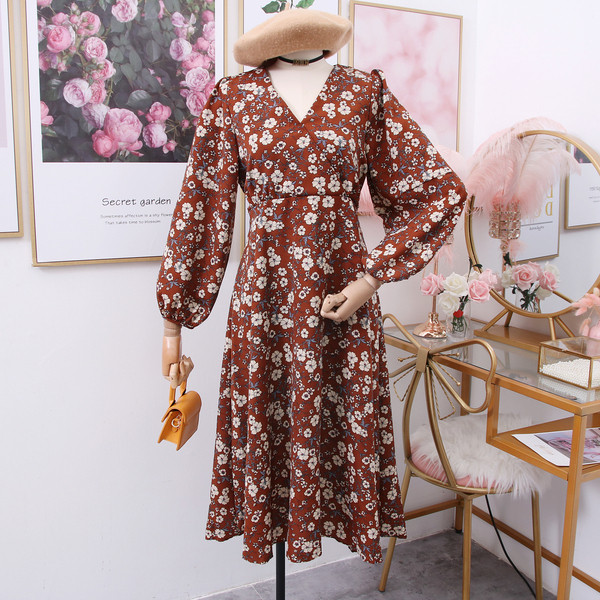 Őszre és télre alkalmas női ruha virágmotívumokkal és spitz nyakkivágással bézs, fekete és barna színekben