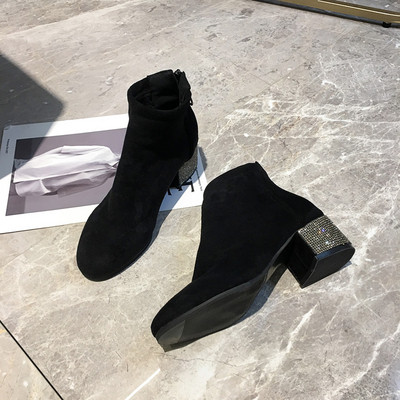 Modern női csizma sarokkövekkel - öko velúrból, fekete és bézs színben