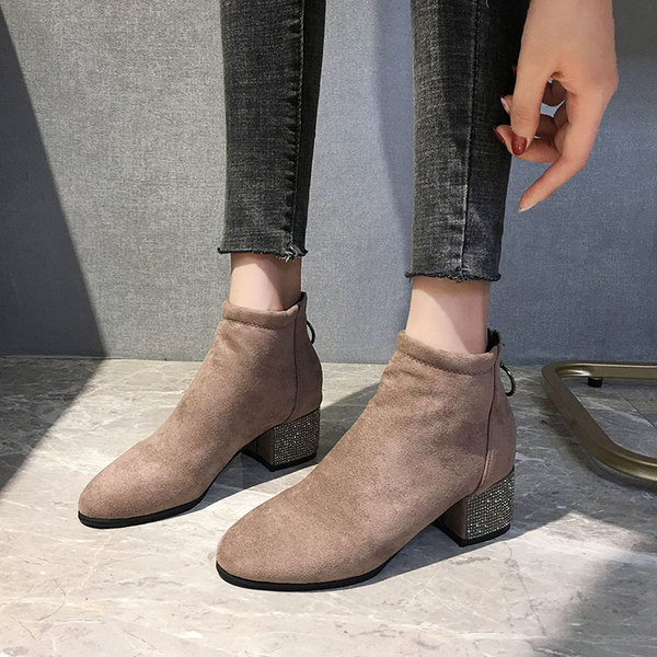 Modern női csizma sarokkövekkel - öko velúrból, fekete és bézs színben