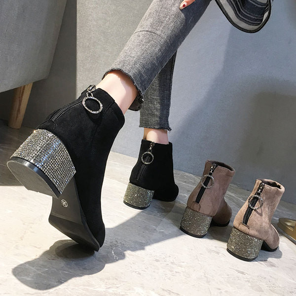 Modern női csizma sarokkövekkel - öko velúrból, fekete és bézs színben