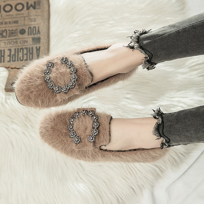 Γυναικείακαθημερινά χνουδωτά  παπούτσια με μεταλλική πόρπη σε μαύρο και μπεζ χρώμα