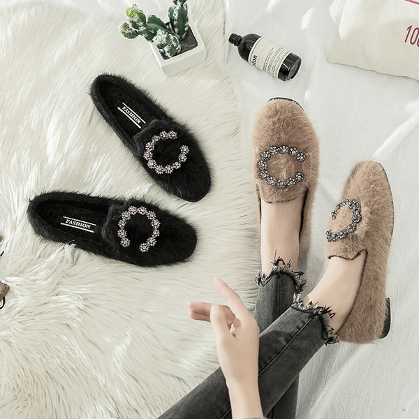 Γυναικείακαθημερινά χνουδωτά  παπούτσια με μεταλλική πόρπη σε μαύρο και μπεζ χρώμα