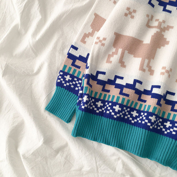 Karácsonyi női pulóver kék és piros színben pólógallérral és hosszú ujjal