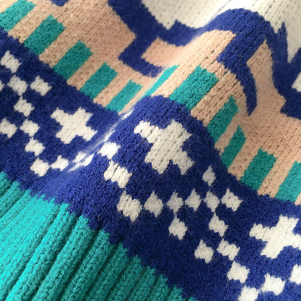 Karácsonyi női pulóver kék és piros színben pólógallérral és hosszú ujjal