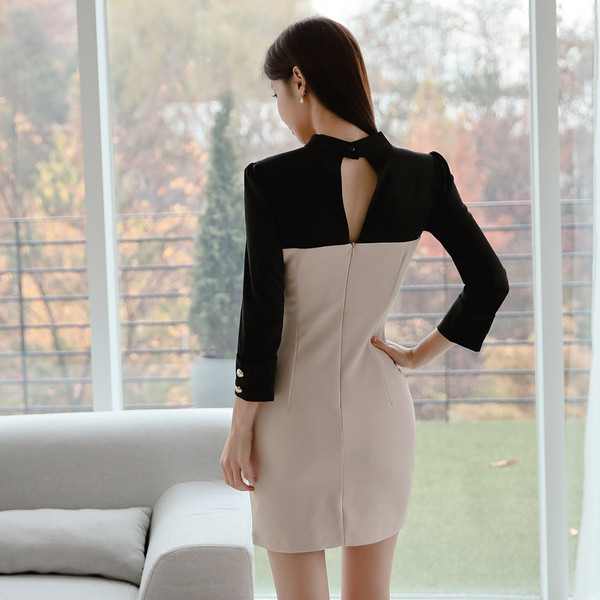 Új modell női ruha 3/4-es ujjal és spitz nyakkivágással, bézs színben