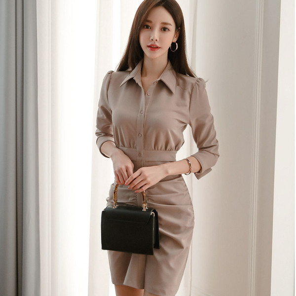 Modern női ruha gombokkal és hosszú ujjú bézs színben