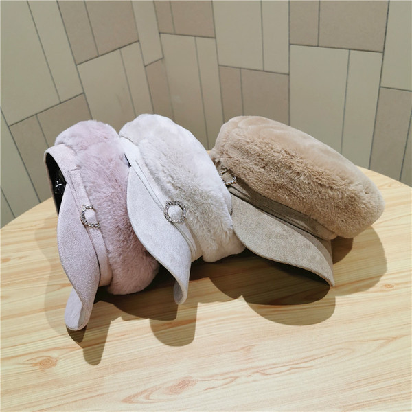 Γυναικείο χειμερινό χνουδωτό καπέλο  με γείσο και καφέ, μπεζ, μπλε, μαύρο και ροζ χρώμα