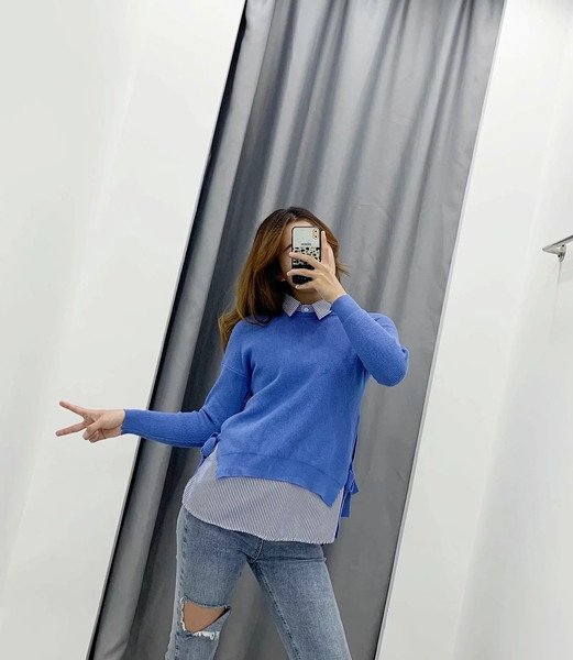 Μοντέρνο γυναικείο σετ - πουλόβερ με κορδόνια και ριγέ πουκάμισο