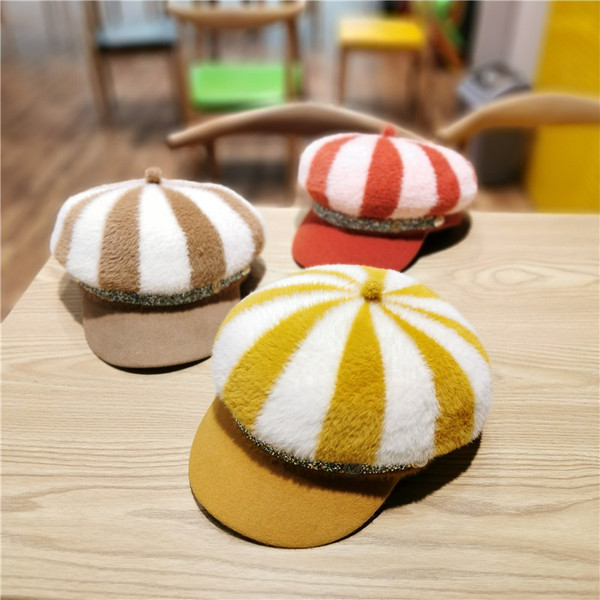 Női pehelysapka, sárga, barna, piros, lila, fekete kövekkel