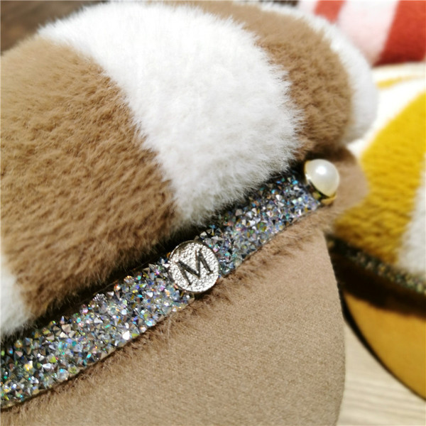 Női pehelysapka, sárga, barna, piros, lila, fekete kövekkel