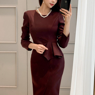 Modern női ruha hosszú ujjal és ovális nyakkivágással fehér és bordó színben