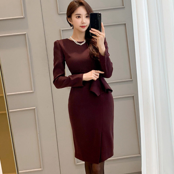 Modern női ruha hosszú ujjal és ovális nyakkivágással fehér és bordó színben