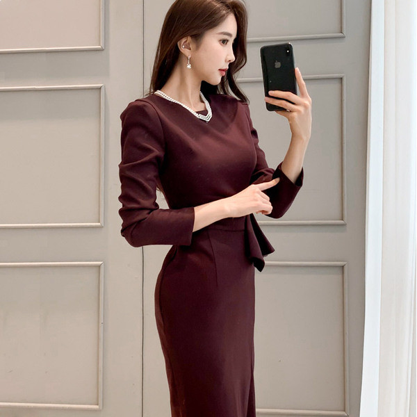 Modern női ruha hosszú ujjal és ovális nyakkivágással fehér és bordó színben