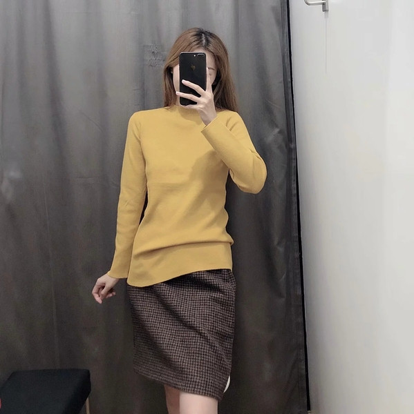 Vékony kötésből készült női pulóver bézs, fekete, sárga és kék színekben