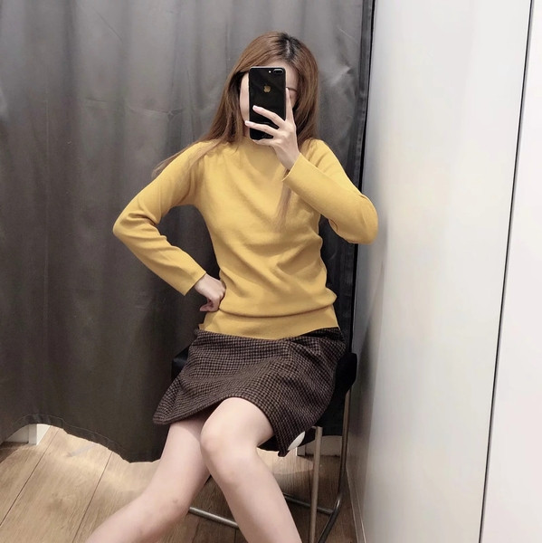 Vékony kötésből készült női pulóver bézs, fekete, sárga és kék színekben