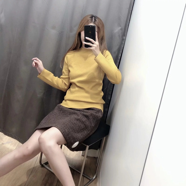 Vékony kötésből készült női pulóver bézs, fekete, sárga és kék színekben