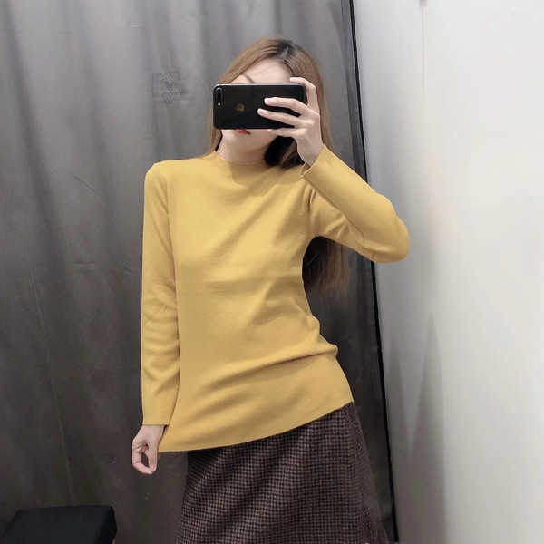 Vékony kötésből készült női pulóver bézs, fekete, sárga és kék színekben