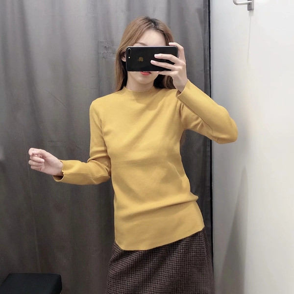 Vékony kötésből készült női pulóver bézs, fekete, sárga és kék színekben