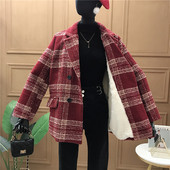 Női kockás kabát fekete és piros gombokkal