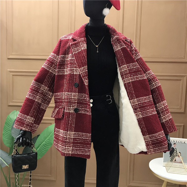 Női kockás kabát fekete és piros gombokkal