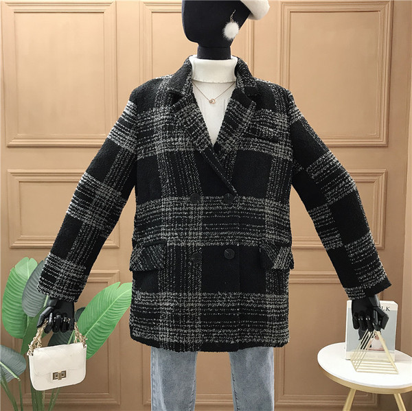 Női kockás kabát fekete és piros gombokkal