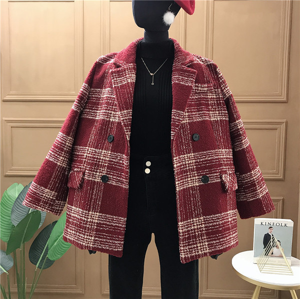 Női kockás kabát fekete és piros gombokkal
