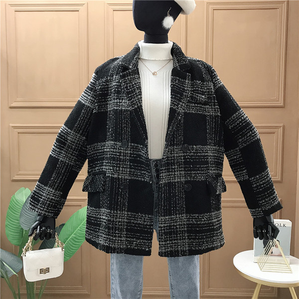 Női kockás kabát fekete és piros gombokkal