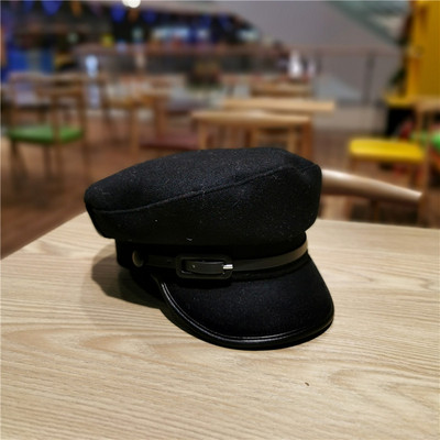 Női téli sapka csattal szürke, bézs, rózsaszín és fekete színben