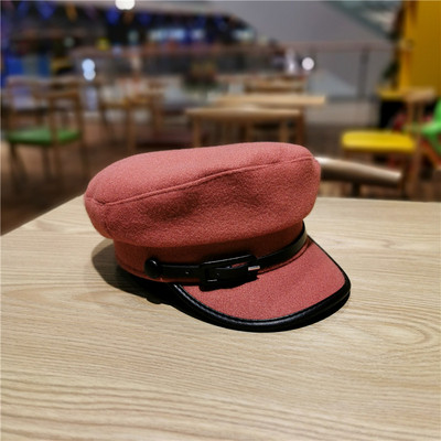 Női téli sapka csattal szürke, bézs, rózsaszín és fekete színben