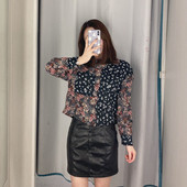 Rövid sifon ing klasszikus gallérral és gombokkal fekete és virágmintával