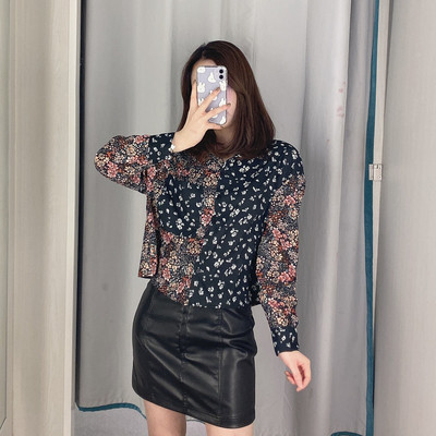 Rövid sifon ing klasszikus gallérral és gombokkal fekete és virágmintával