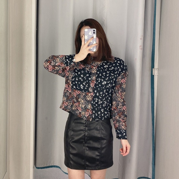 Rövid sifon ing klasszikus gallérral és gombokkal fekete és virágmintával