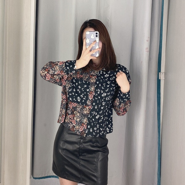 Rövid sifon ing klasszikus gallérral és gombokkal fekete és virágmintával