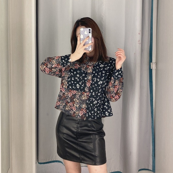 Rövid sifon ing klasszikus gallérral és gombokkal fekete és virágmintával