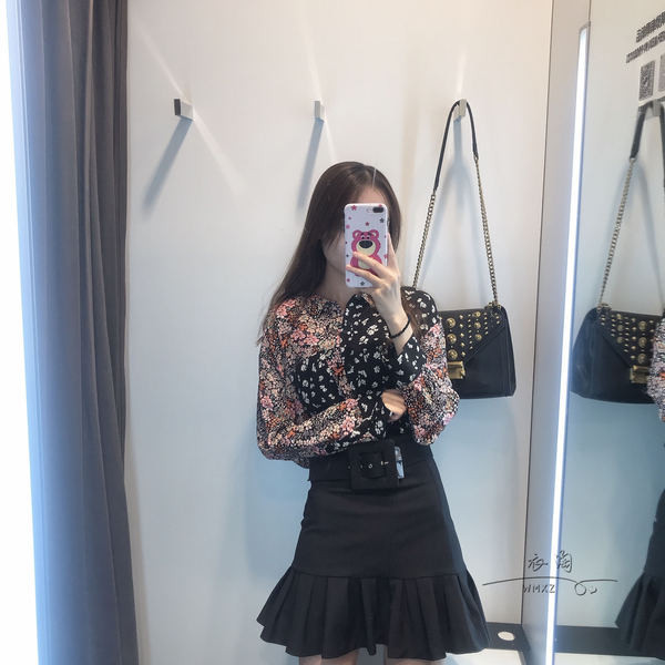 Rövid sifon ing klasszikus gallérral és gombokkal fekete és virágmintával