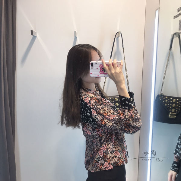 Rövid sifon ing klasszikus gallérral és gombokkal fekete és virágmintával