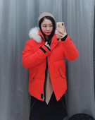 Vastag téli kabát cipzárral és kapucnival narancssárga pehelyszínnel