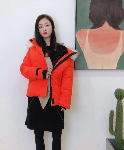 Vastag téli kabát cipzárral és kapucnival narancssárga pehelyszínnel