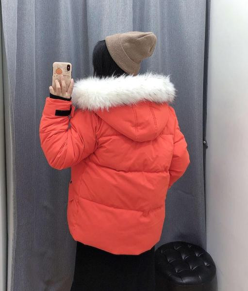 Vastag téli kabát cipzárral és kapucnival narancssárga pehelyszínnel