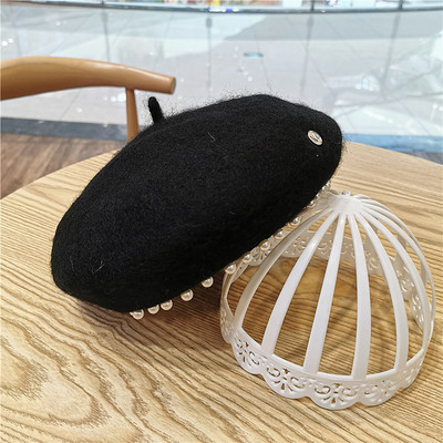 Női pehelysapka fekete, barna, piros, szürke és bézs svájcisapkával