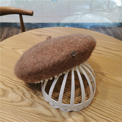 Női pehelysapka fekete, barna, piros, szürke és bézs svájcisapkával