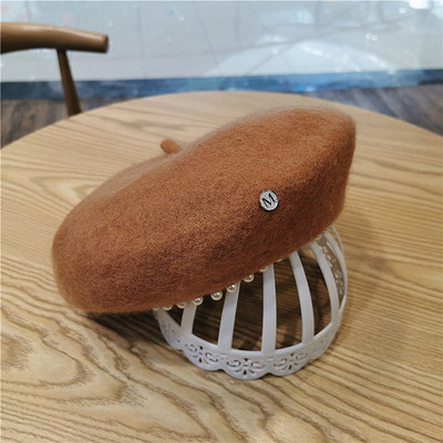 Női pehelysapka fekete, barna, piros, szürke és bézs svájcisapkával