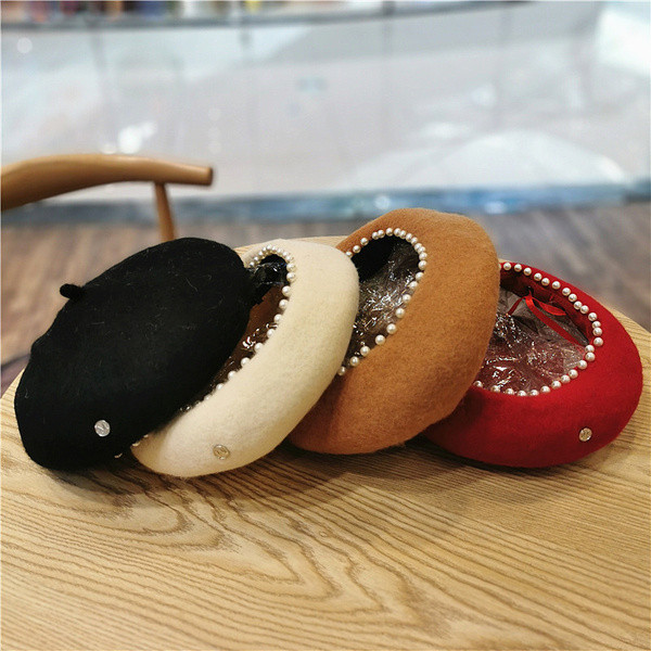 Női pehelysapka fekete, barna, piros, szürke és bézs svájcisapkával