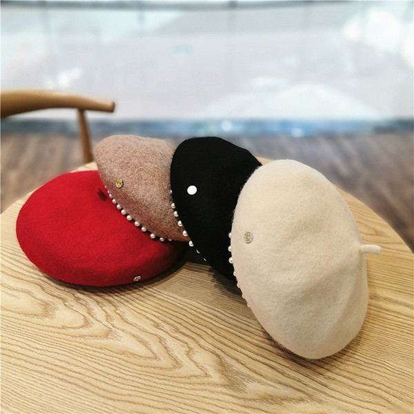 Női pehelysapka fekete, barna, piros, szürke és bézs svájcisapkával