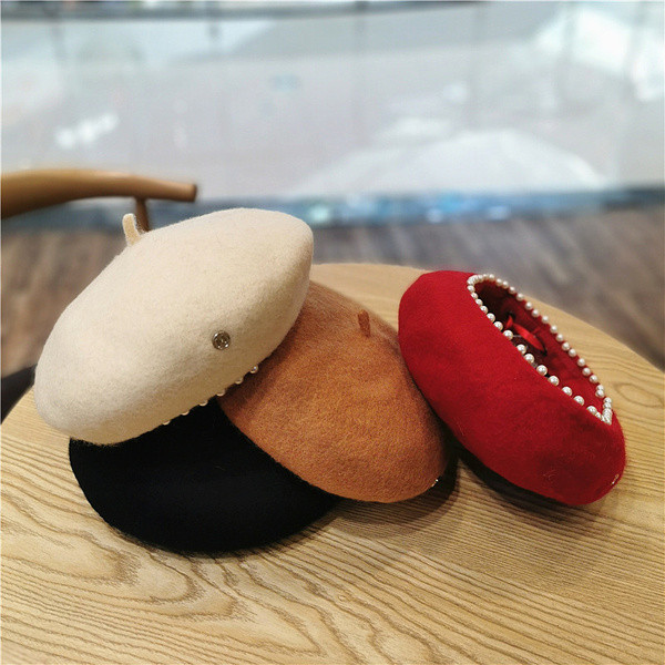 Női pehelysapka fekete, barna, piros, szürke és bézs svájcisapkával