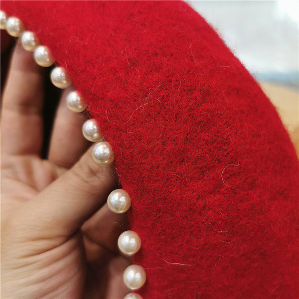 Női pehelysapka fekete, barna, piros, szürke és bézs svájcisapkával