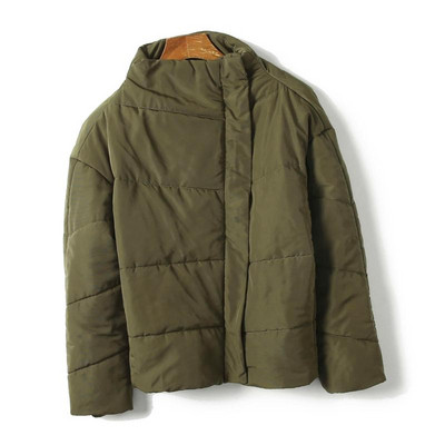 Rövid őszi-téli kabát aszimmetrikus rögzítéssel bézs és zöld színben