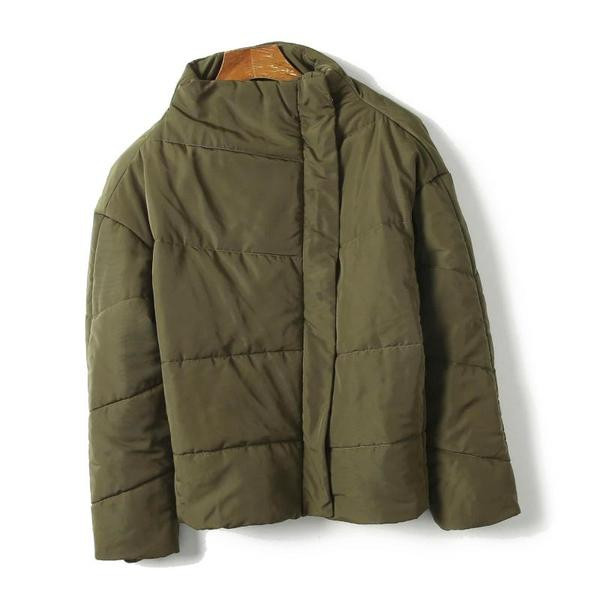 Rövid őszi-téli kabát aszimmetrikus rögzítéssel bézs és zöld színben