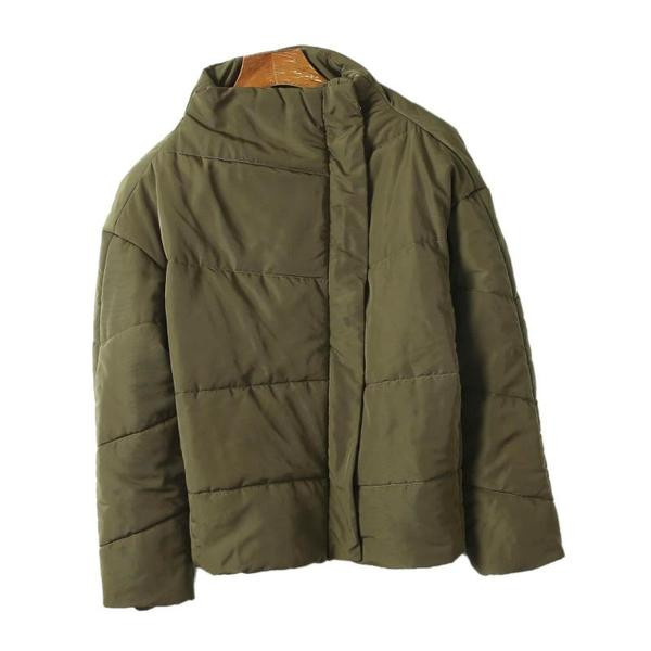 Rövid őszi-téli kabát aszimmetrikus rögzítéssel bézs és zöld színben